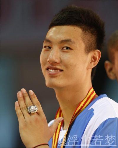 CBA揭幕战前,上赛季冠军戒指隆重颁发 CBA揭幕战前,上赛季冠军戒指隆重颁发